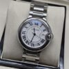 Cartier dama — esfera blanca redonda y caja plateada