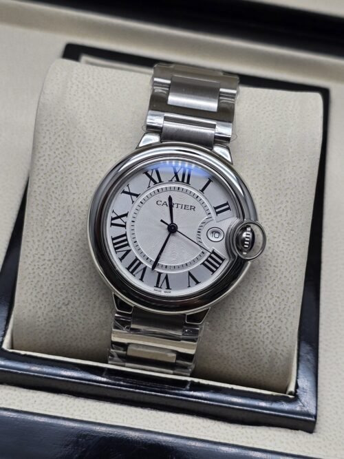 Cartier dama — esfera blanca redonda y caja plateada