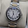 Cartier dama — esfera blanca redonda y brazalete bicolor dorado