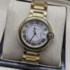 Cartier dama — esfera blanca de números romanos y brazalete dorado