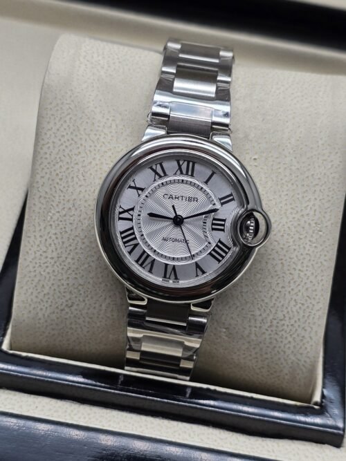 Cartier dama — esfera blanca de números romanos y brazalete plateado