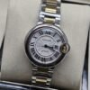 Cartier dama — esfera blanca texturizada y brazalete bicolor dorado