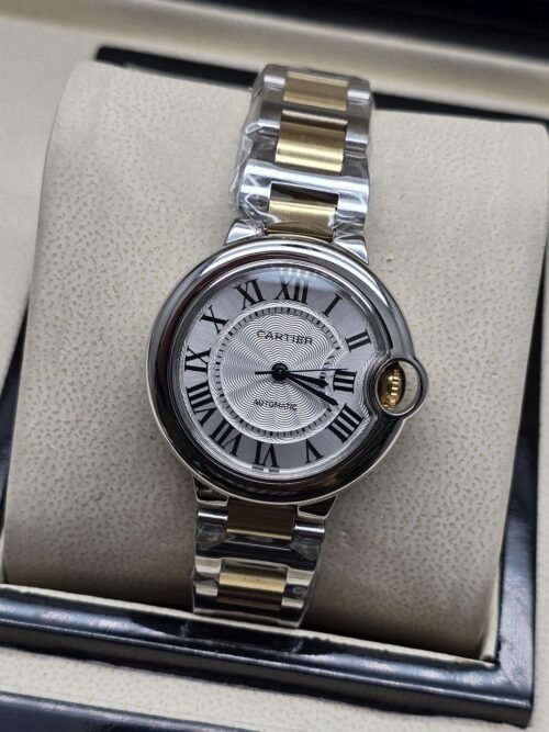 Cartier dama — esfera blanca texturizada y brazalete bicolor dorado