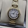 Cartier dama — esfera blanca texturizada y brazalete dorado