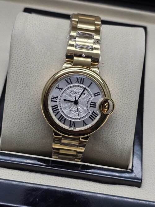 Cartier dama — esfera blanca texturizada y brazalete dorado
