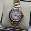 Cartier dama — esfera blanca texturizada y brazalete rosado