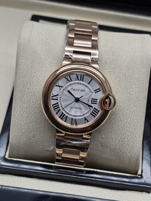 Cartier dama — esfera blanca texturizada y brazalete rosado