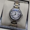 Cartier dama — esfera blanca texturizada y detalles dorados