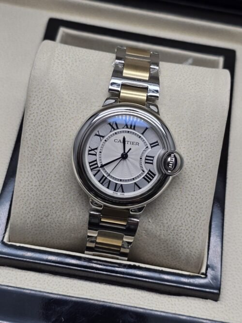 Cartier dama — esfera blanca texturizada y detalles dorados