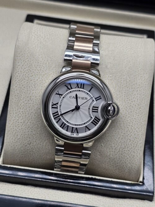 Cartier dama — esfera blanca texturizada y detalles rosados