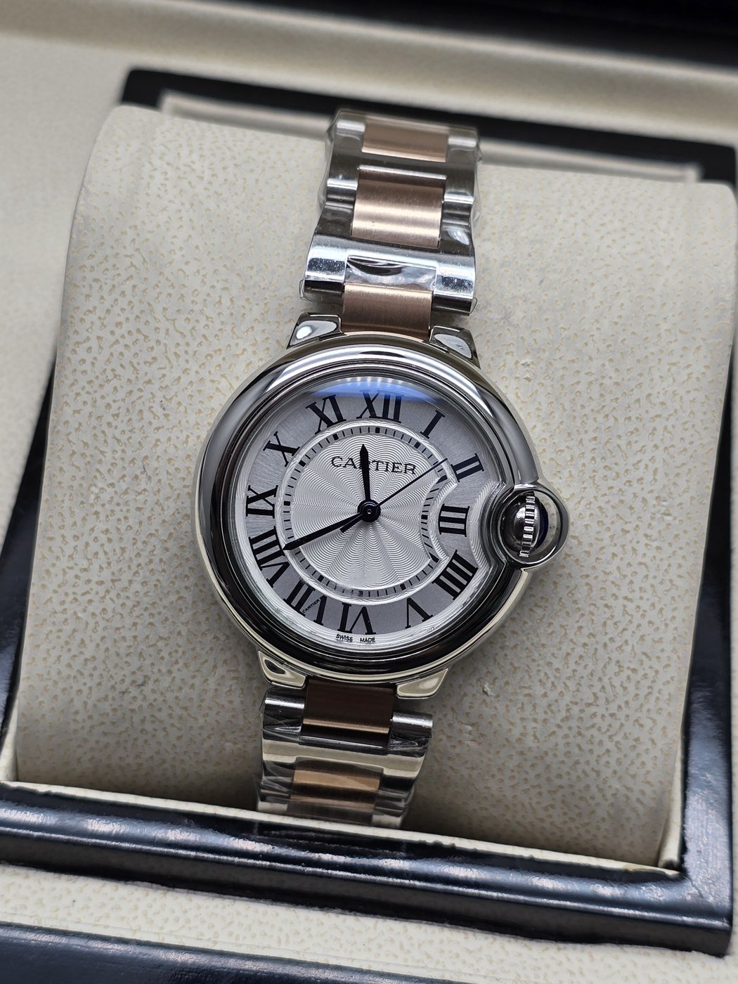 Cartier dama — esfera blanca texturizada y detalles rosados