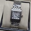 Cartier dama — esfera blanca rectangular y brazalete plateado