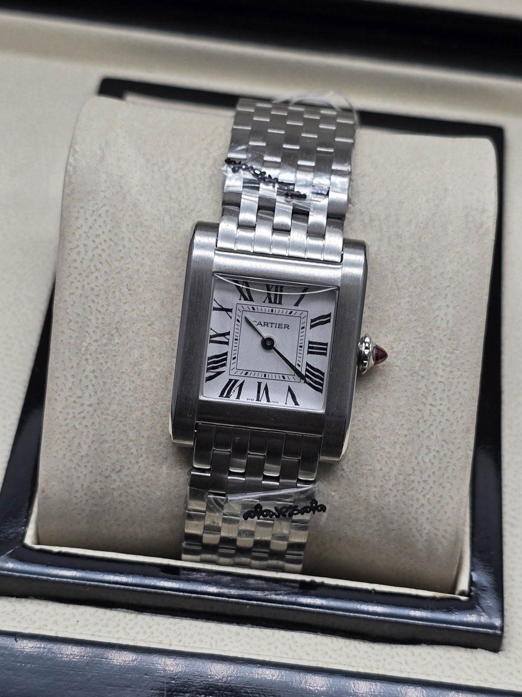 Cartier dama — esfera blanca rectangular y brazalete plateado