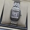 Cartier dama — esfera blanca cuadrada y brazalete de eslabones plateados