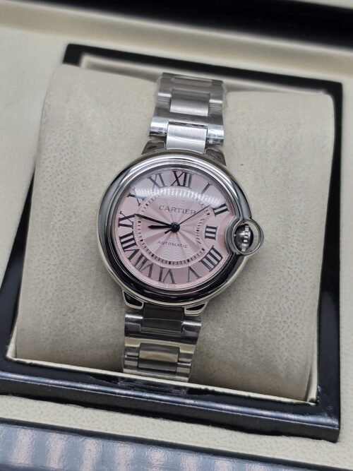 Cartier dama — esfera rosada redonda y brazalete plateado
