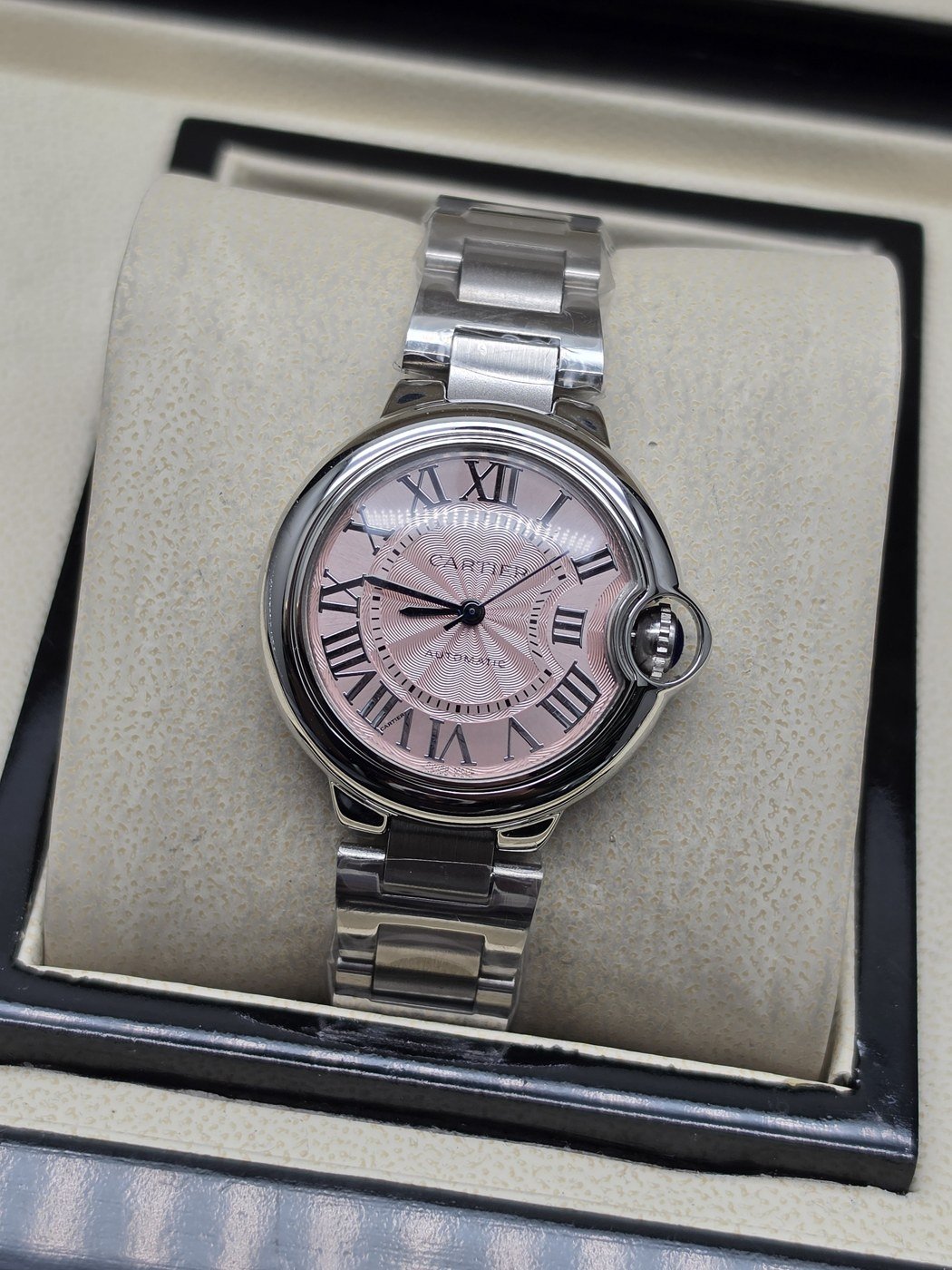 Cartier dama — esfera rosada redonda y brazalete plateado