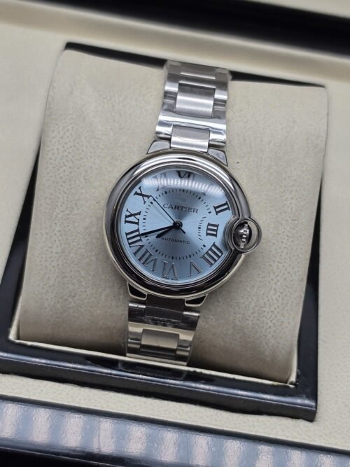 Cartier dama — esfera azul clara redonda y brazalete plateado