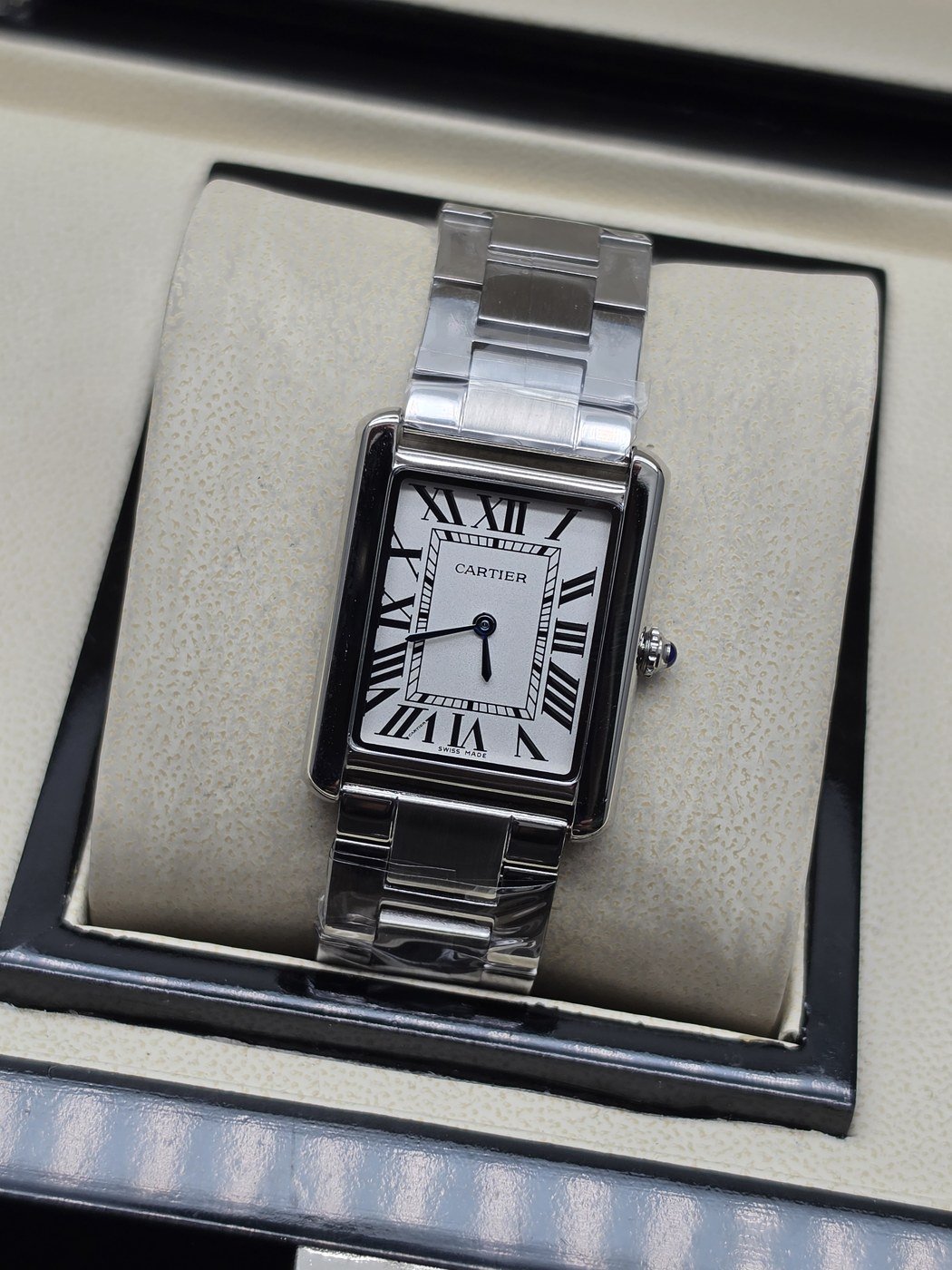 Cartier dama — esfera blanca rectangular y bisel negro