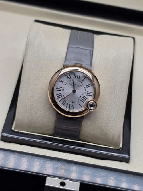 Cartier dama — esfera blanca redonda y correa gris
