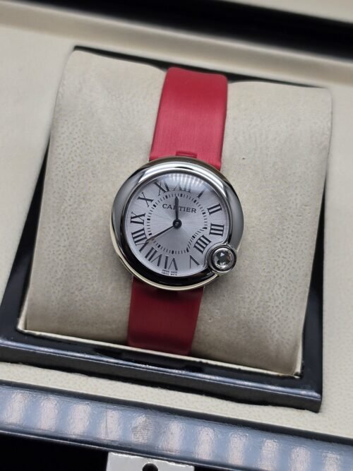 Cartier dama — esfera blanca redonda y correa roja