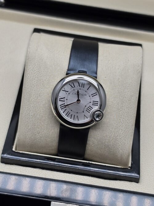 Cartier dama — esfera blanca redonda y correa negra