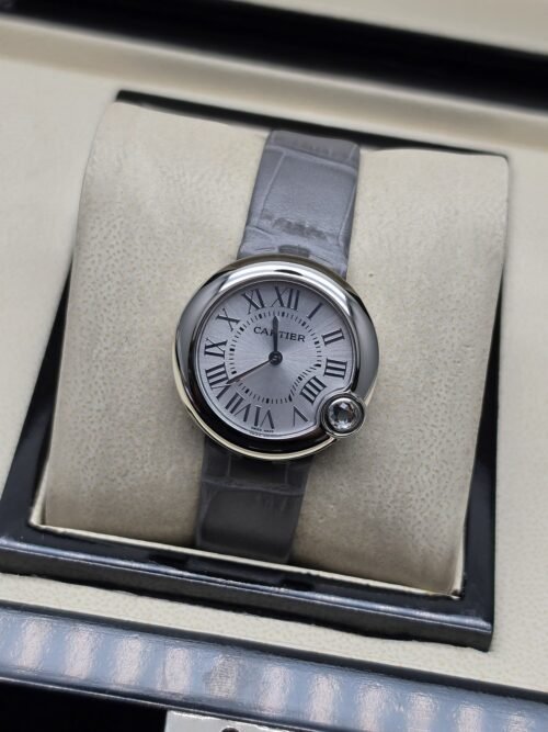 Cartier dama — esfera blanca con números romanos y correa gris