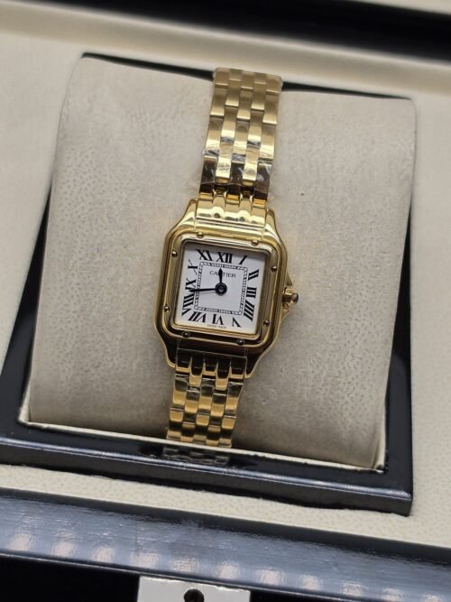 Cartier dama — esfera blanca cuadrada y brazalete dorado de eslabones
