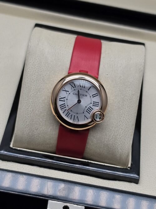 Cartier dama — esfera blanca redonda y bisel rosado con correa roja