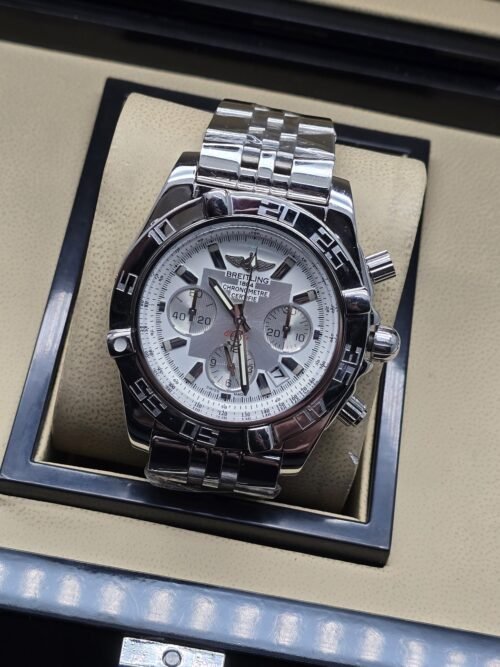 Breitling — esfera plateada con subesferas y brazalete plateado