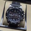 Breitling — esfera oscura con pantalla digital y correa negra
