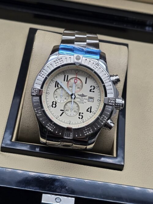 Breitling — esfera clara con numeración negra y bisel plateado