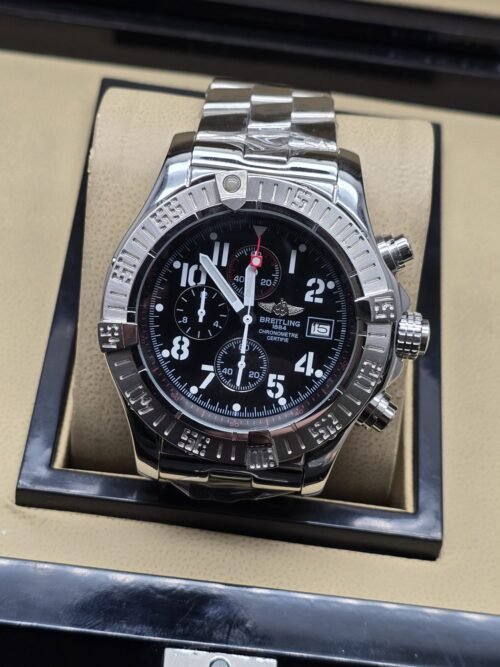 Breitling — esfera negra con numeración blanca y bisel plateado