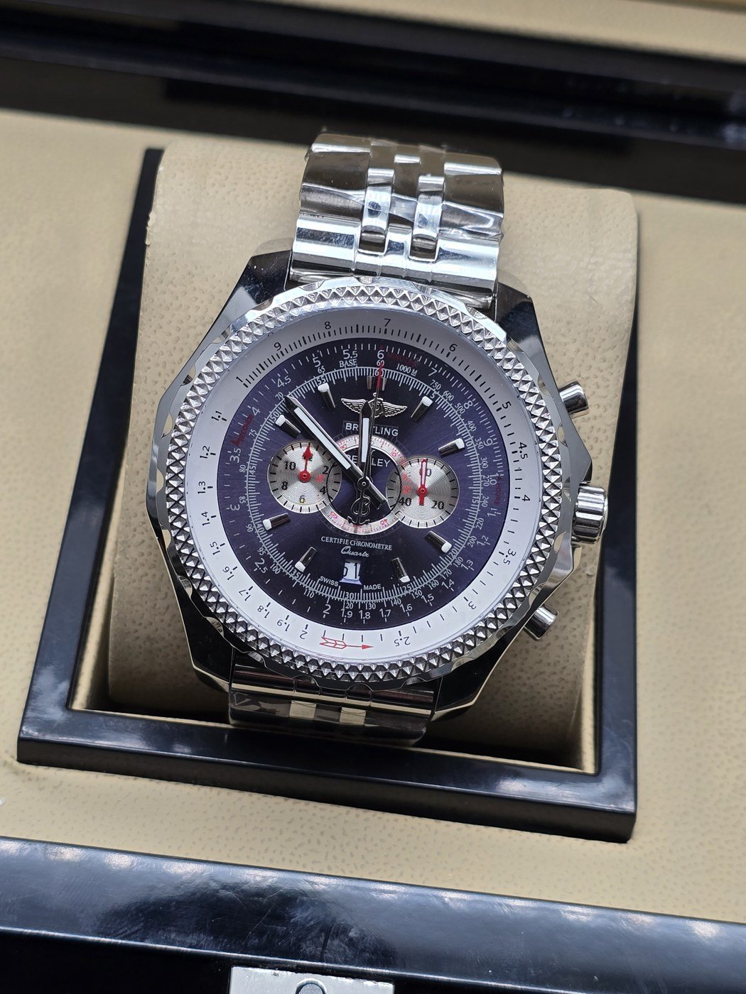 Breitling — esfera oscura con subesferas y bisel texturizado