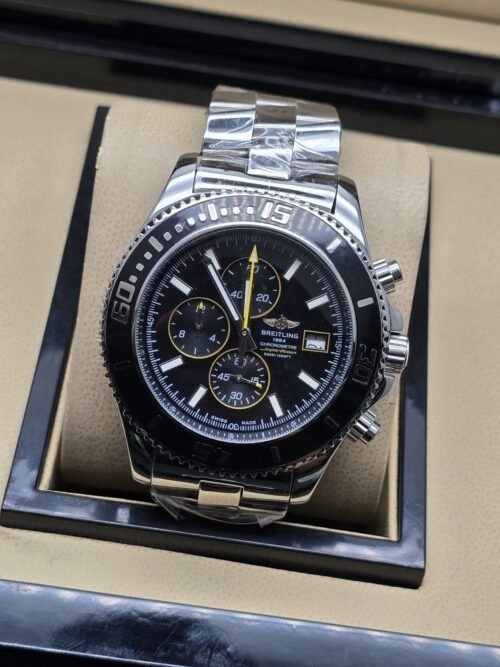 Breitling — esfera negra con detalles amarillos