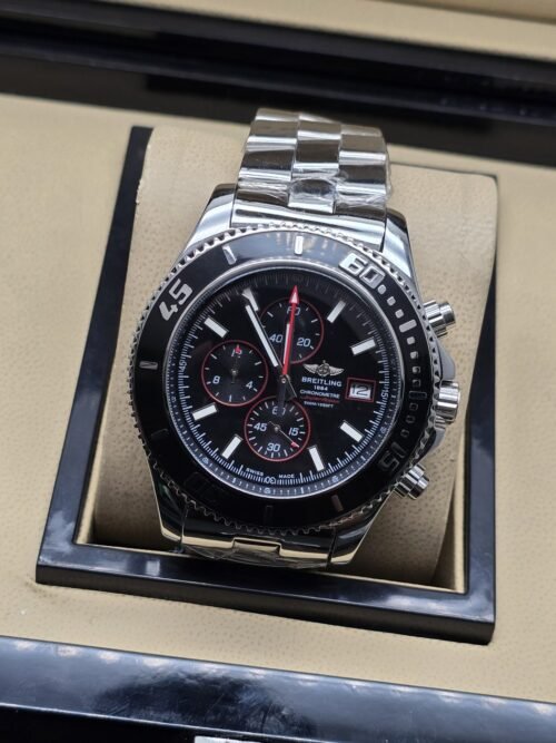 Breitling — esfera negra con detalles rojos