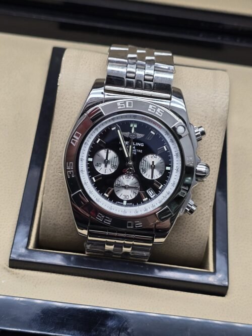 Breitling — esfera negra con subesferas claras y bisel plateado
