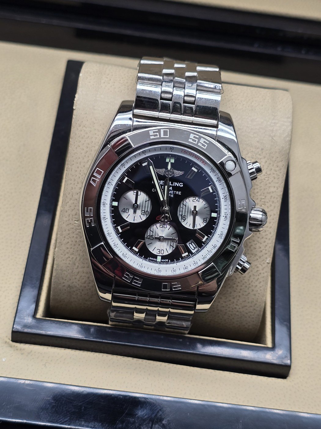 Breitling — esfera negra con subesferas claras y bisel plateado
