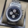 Breitling — esfera negra con subesferas claras y brazalete plateado