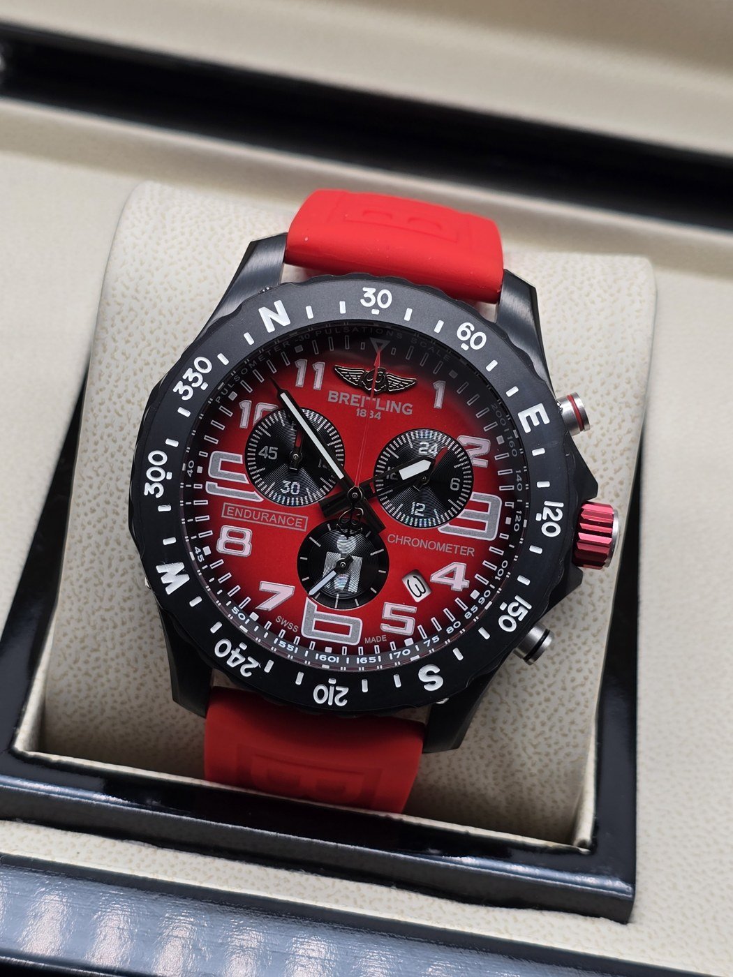 Breitling — esfera roja y correa roja