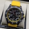 Breitling — esfera negra con detalles amarillos y correa amarilla