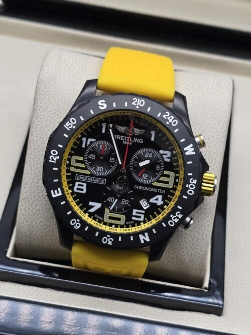 Breitling — esfera negra con detalles amarillos y correa amarilla