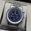 Breitling — esfera azul con subesferas oscuras y brazalete plateado