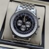 Breitling — esfera negra con subesferas claras y brazalete plateado
