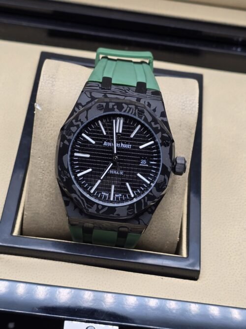 Audemars Piguet — esfera negra y correa verde
