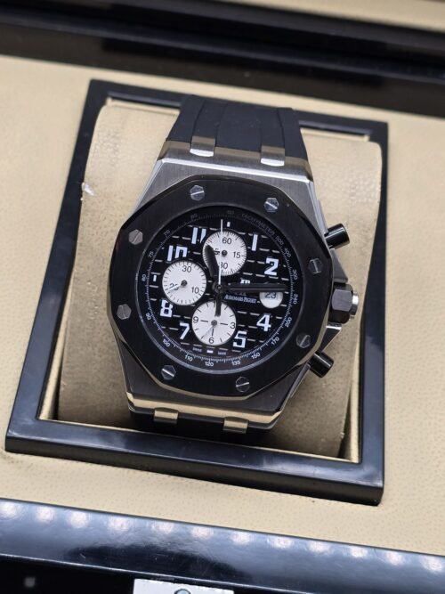Audemars Piguet — esfera negra con subesferas blancas y correa negra