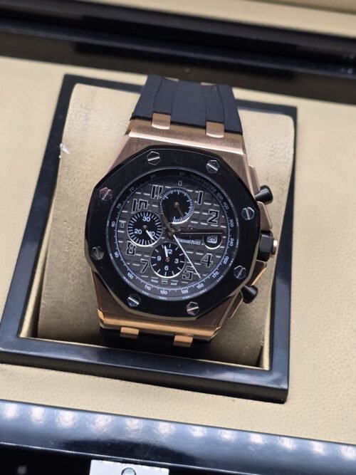 Audemars Piguet — esfera abierta negra y caja en tono dorado