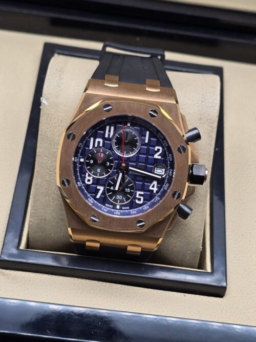 Audemars Piguet — esfera azul con números blancos y caja dorada