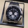 Audemars Piguet — esfera negra con subesferas blancas y bisel negro