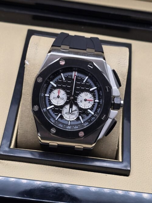 Audemars Piguet — esfera negra con subesferas blancas y bisel negro