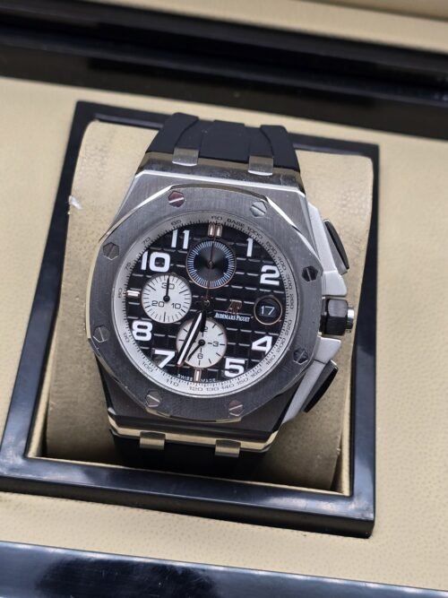 Audemars Piguet — esfera negra con números blancos y bisel plateado
